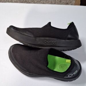 OOFOS Women's Black and Green Slip-On Loafers